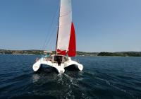 vista di poppa multiscafo yacht neel 45 naviga verso port